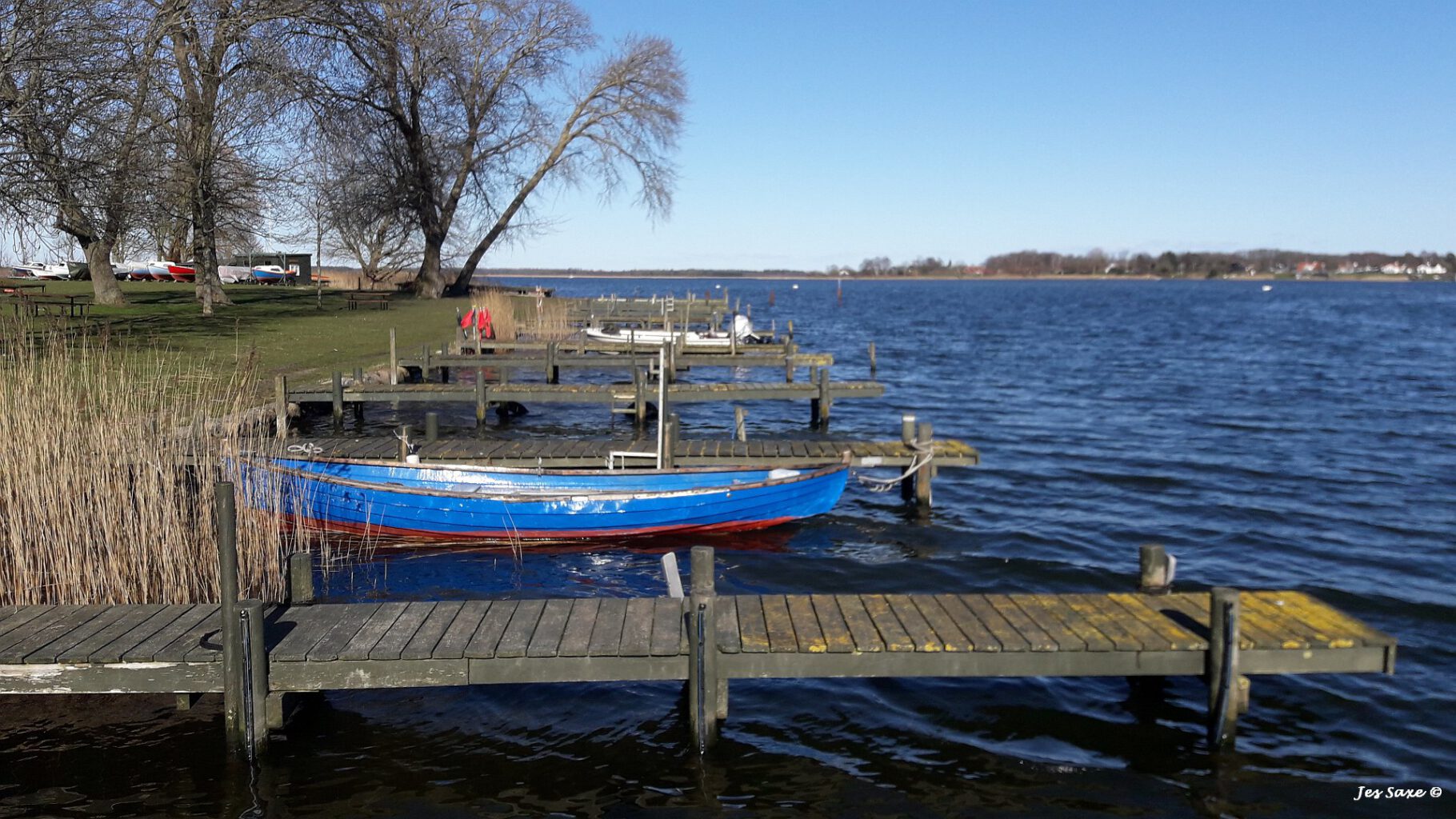 Lige ud boksen fra min mobil. Nedskaleret til 1080 pixel i højten fra 4.2 MB til 495 KB. Præstø Fjord. Foto: Jes Saxe