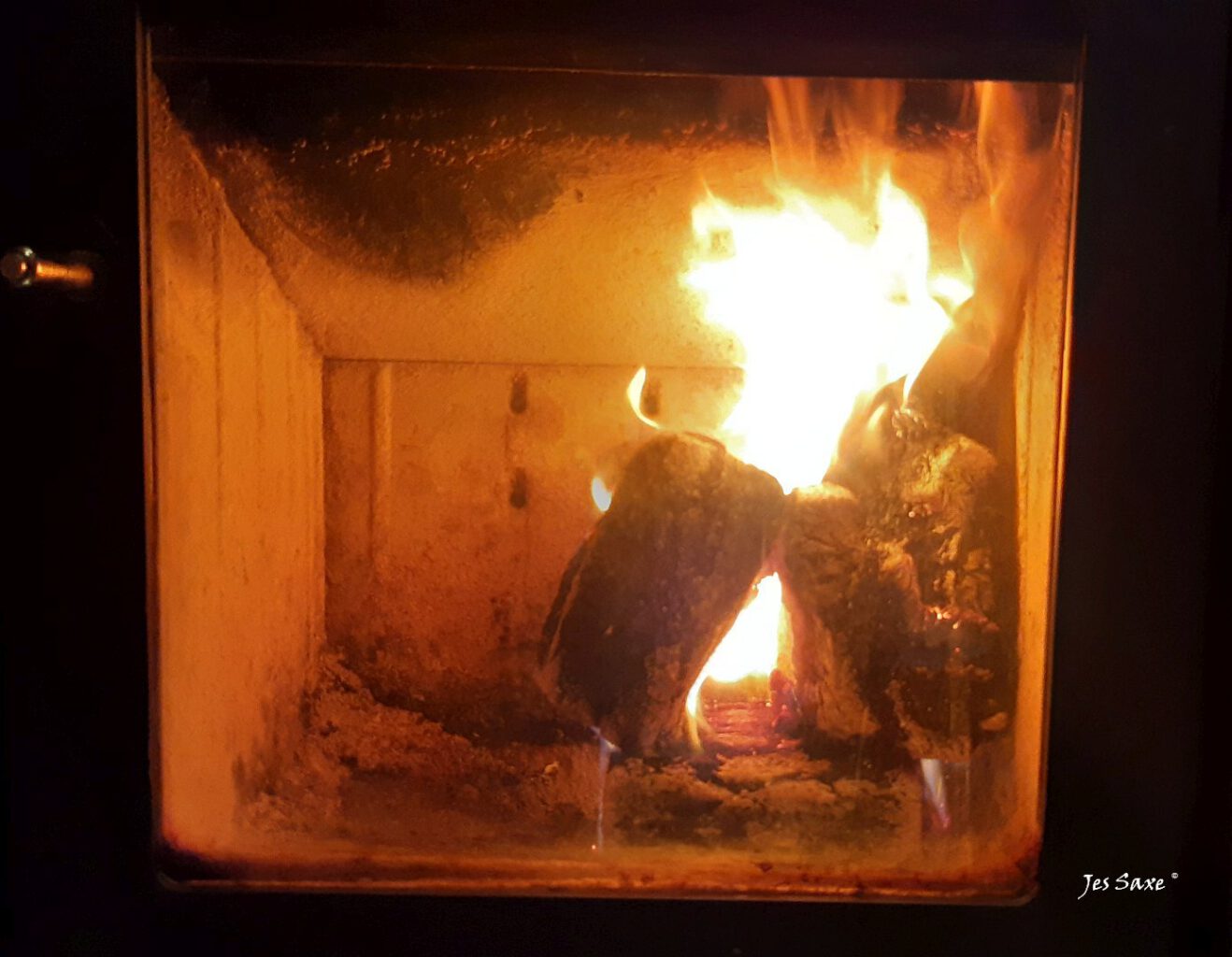 How to make a good bonfire or fire up your wood fire stove the proper way