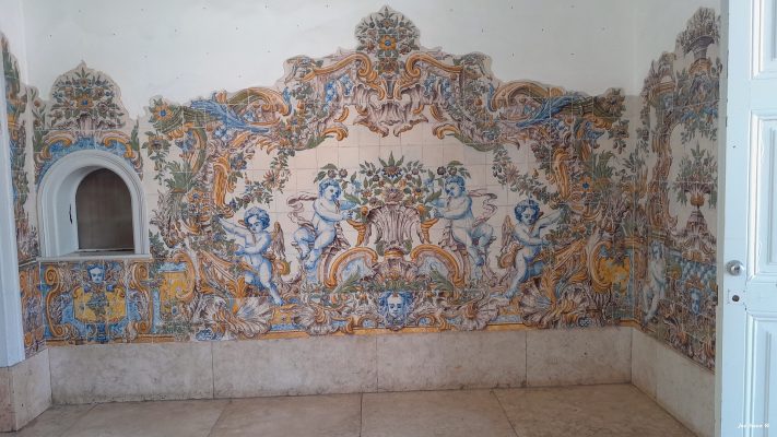 Sintras Train Statins Waiting room with beautiful tiles everywhere